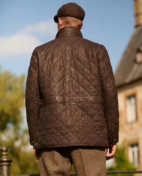 Rückenansicht: Abgesteppte Lederjacke aus feinem Lammnubuk. Farbe: dunkelbraun